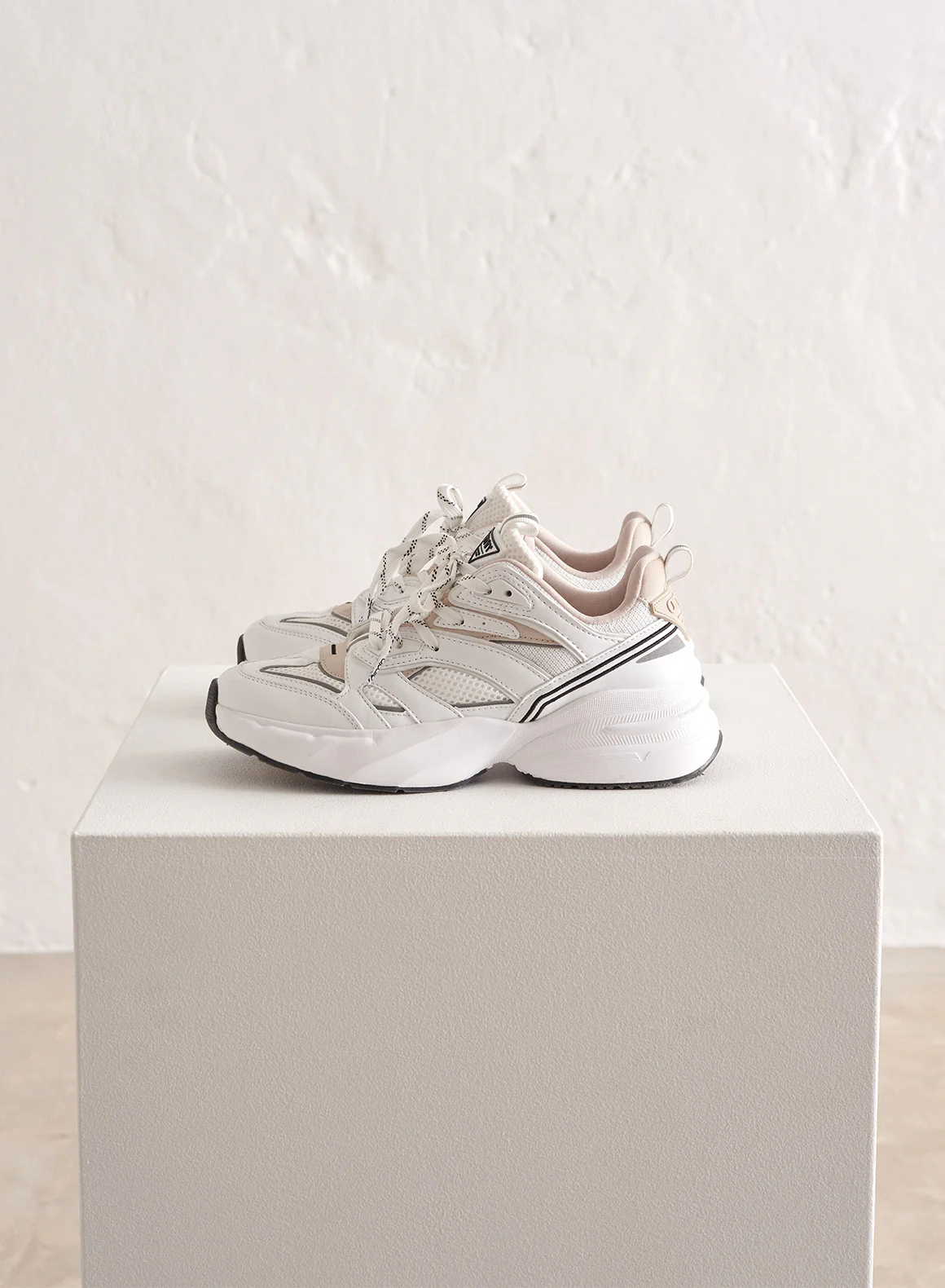 White Athena 100 - Image 7