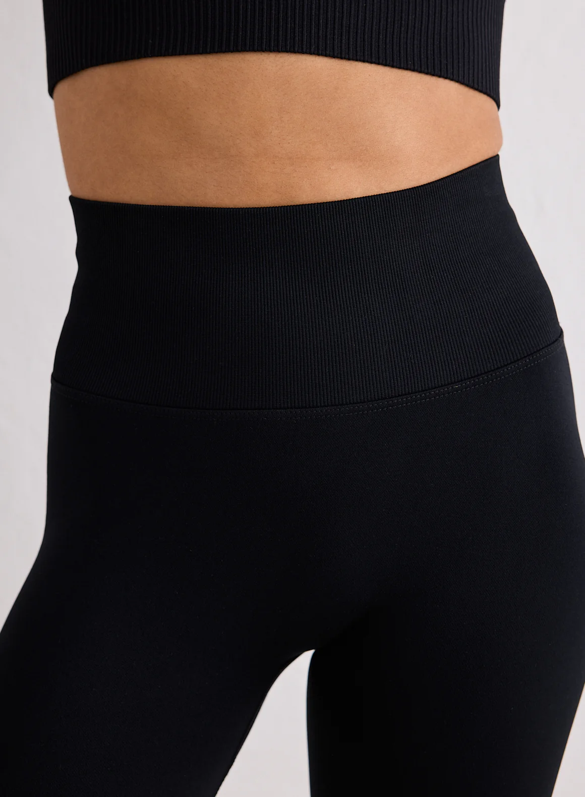 Black Shape Seamless 7/8 Tights - Image 4