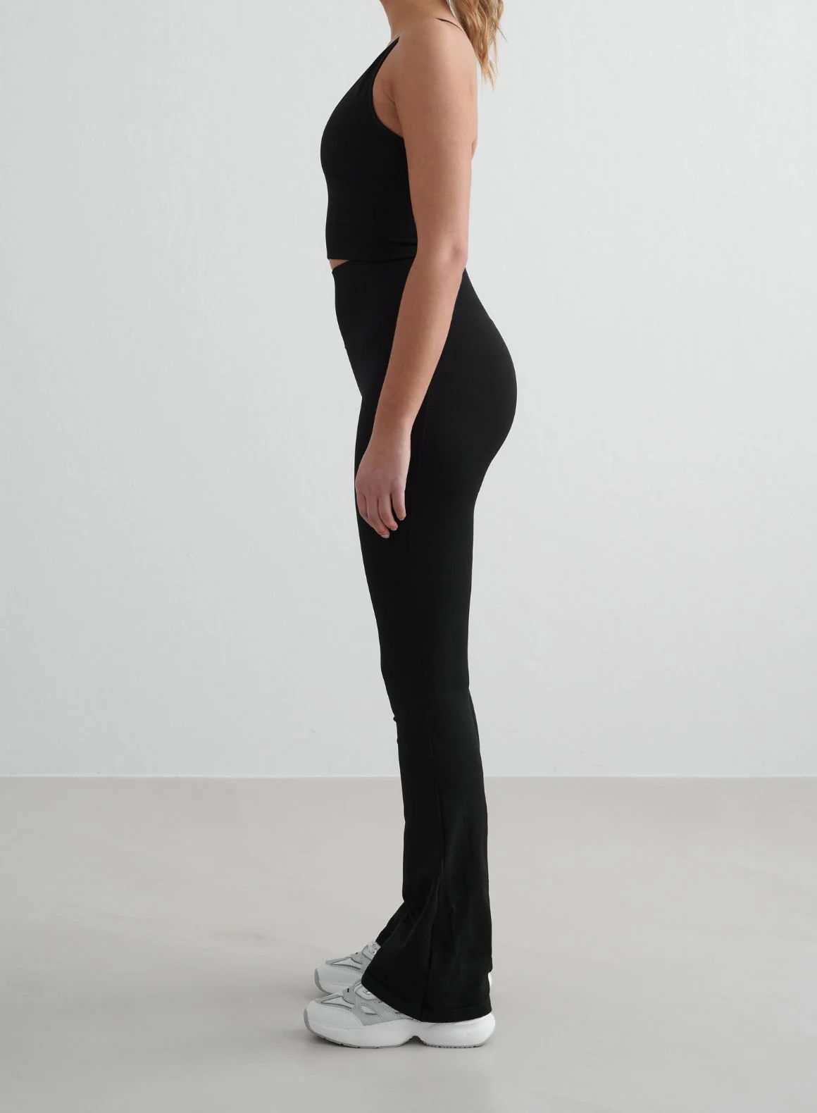 Black Shape Seamless Flare Tights & Cross Back Bralette Set - Image 3