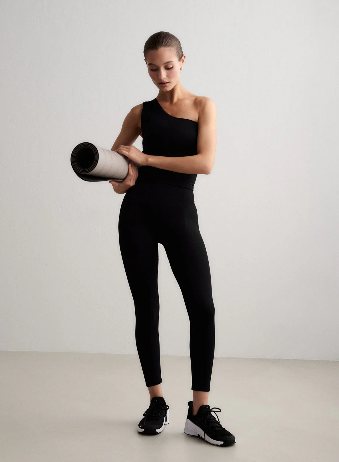 Black Shape Seamless One Shoulder Bralette - Image 4