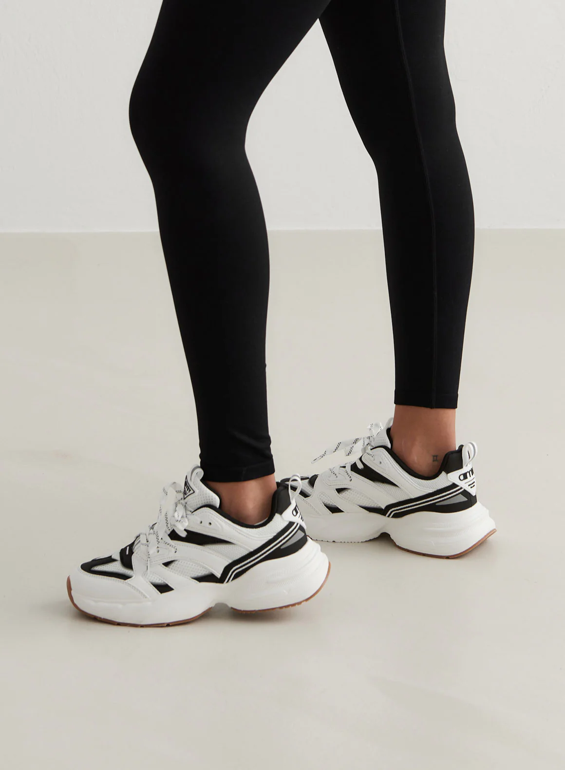 Black/White Athena 100 - Image 3